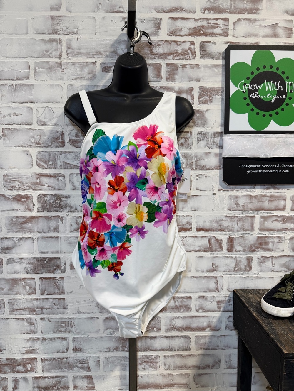 Isaac Mizrahi White Floral Print one piece swimsuit floral Accents